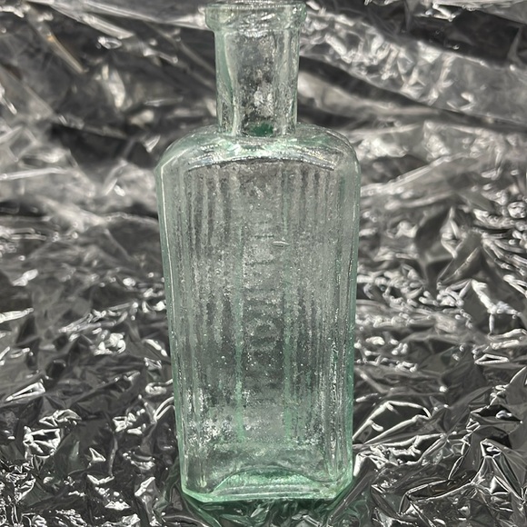 Vintage Victorian Ribbed Glass Apothecary Bottle “SULPHOLINE” Embossed 2 oz - Picture 4 of 8